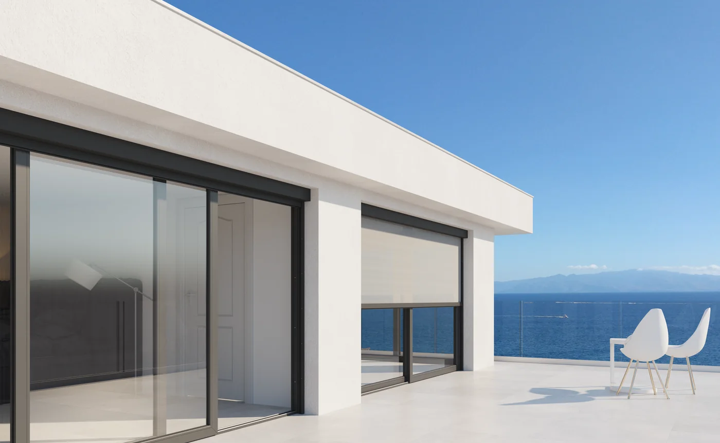 Toldo vertical Zip Klais instalado en terraza