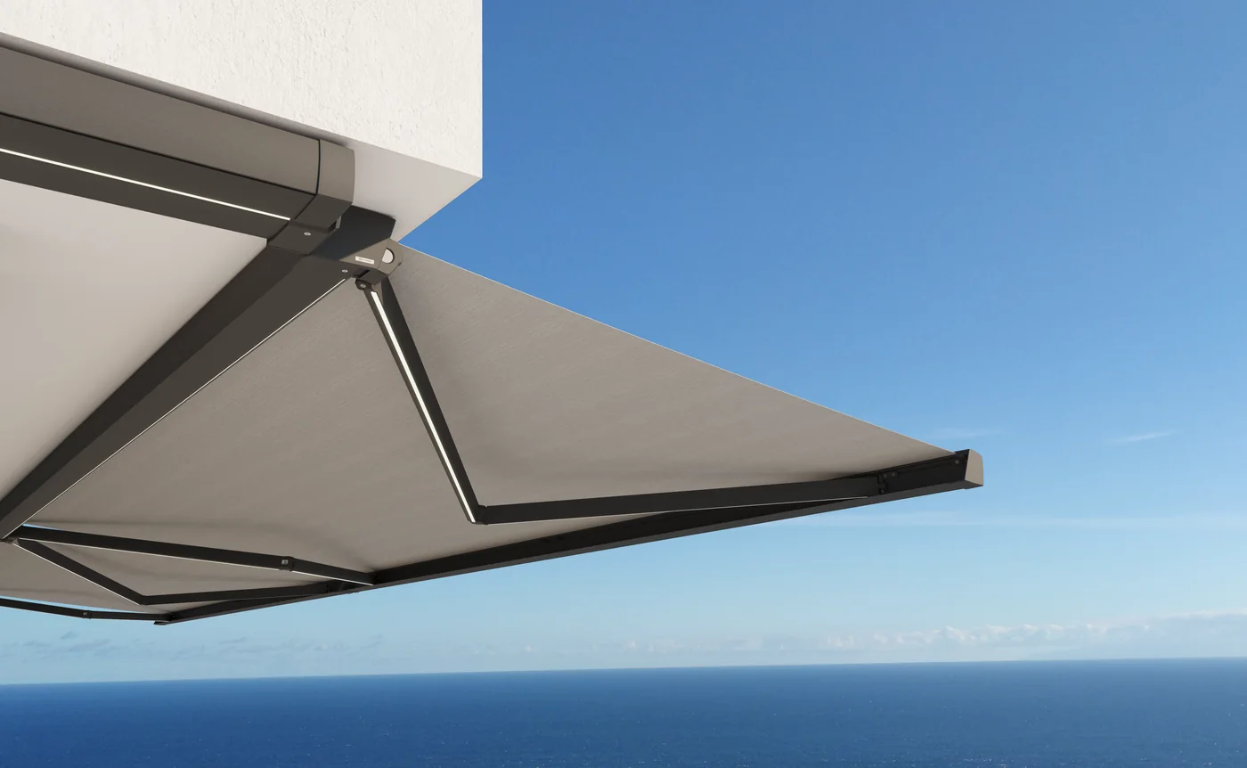 Toldo cofre Maticbox sobre una terraza con vistas al mar
