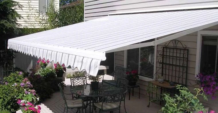 Toldo sin cofre de brazos extendido sobre una terraza