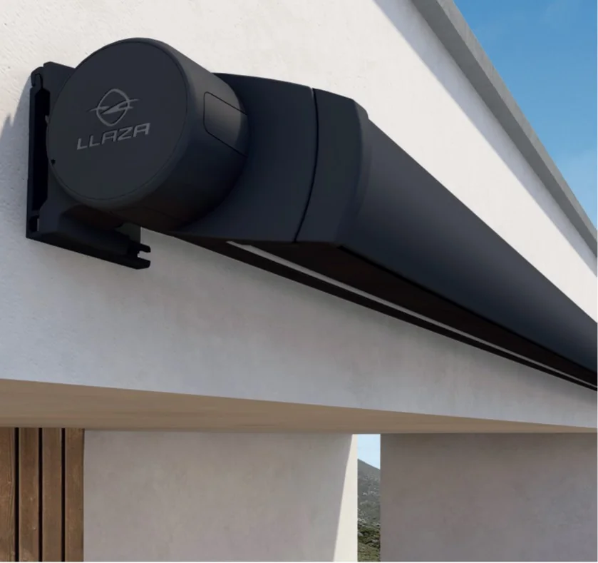 Toldo cofre Storbox S-300 instalado en fachada