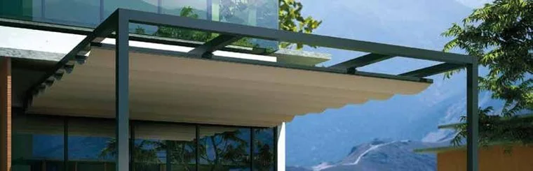 Toldo plano horizontal sobre estructura para terraza